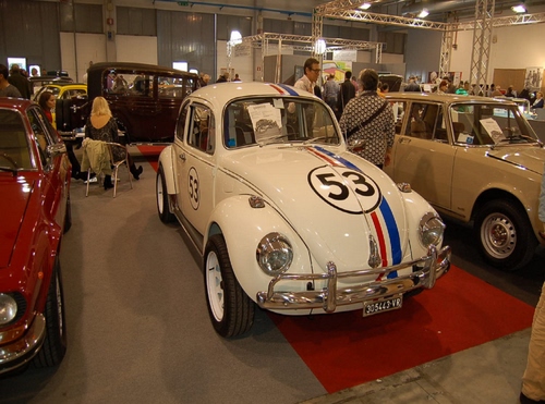 Immagine con maggiolino, auto, numero, rosso, epoca, bianco, automobili, persone, ruote, numeri, blu, esposizione, salone, automobile, macchine, luci, tappeto, fanali