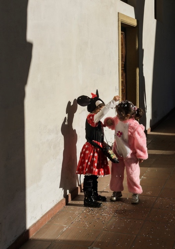 Immagine con carnevale, coriandoli, maschere, ombra, bambini, ombre, costumi, bambine, rosa, due