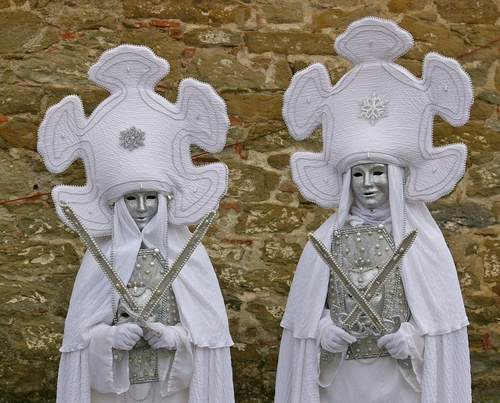 Immagine con spade, maschere, bianco, cappelli, carnevale, due, muro, costumi