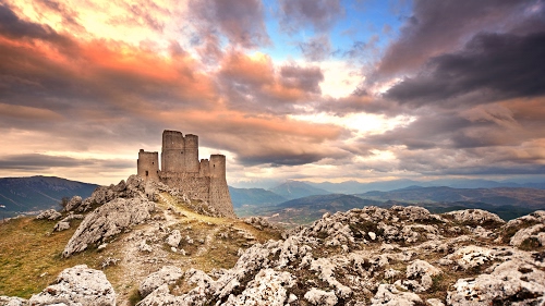 Immagine con castello, nuvole, torri, rocce, cielo, montagne, tramonto, montagna, pietra, fortezza, rocca, rudere, roccia, panorama