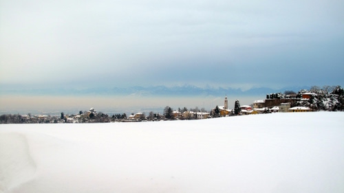 Immagine con neve, bianco, panorama, cielo, inverno, campanile, paesaggio, case, alberi, borgo, nuvole, paese, montagne