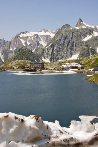 Immagine con lago, neve, montagna, acqua, inverno, case, montagne, rifugi