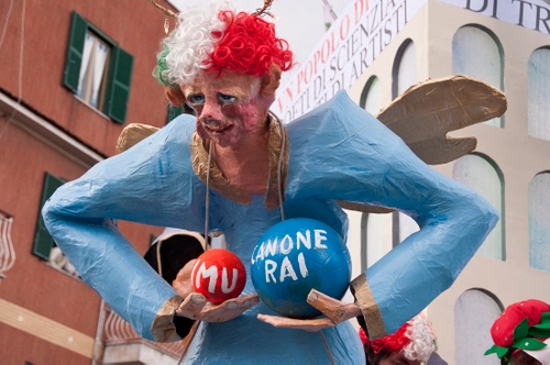 Immagine con carnevale, azzurro, parrucca, carro, palle, pupazzo, canone, cartapesta, tasse, colori, rosso, italia, maschera, tricolore