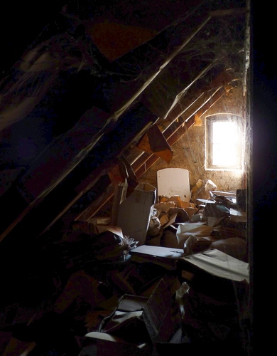 Immagine con finestra, soffitta, travi, luce, carta, ragnatele, caos, cartoni, legno, disordine, abbandono, controluce