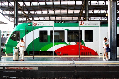 Immagine con treno, stazione, persone, tricolore, locomotore, verde, rosso, locomotiva, ferrovia