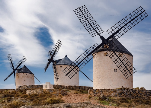 Immagine con mulini, pale, nuvole, tre, cielo, vento, finestre, terra, coni, cilindri, azzurro, erba, verde, tetti, pietre, bianco, muro, quadrati
