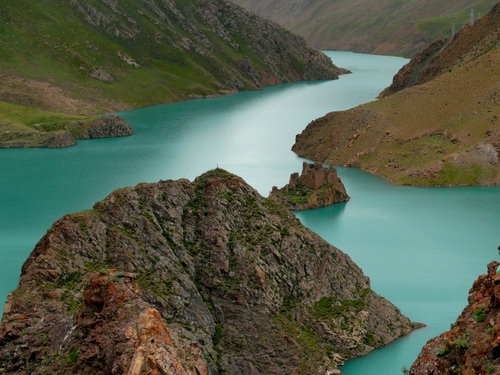 Immagine con acqua, fiume, montagne, rocce, verde, roccia, montagna, isola, lago