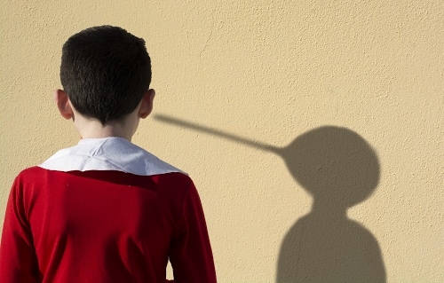 Immagine con pinocchio, ombra, bianco, rosso, naso, bambino, colletto, muro, spalle, bimbo, testa, capelli, rossa, schiena, orecchie, ragazzo, giallo, burattino