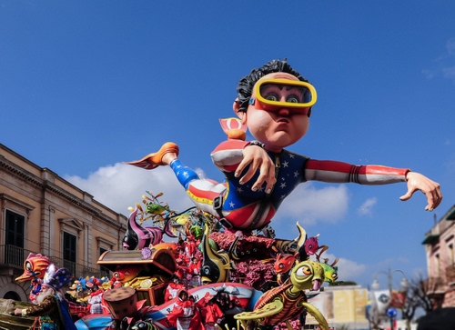 Immagine con carnevale, carro, colori, maschera, cielo, maschere, palazzo, sfilata, americano, allegorico