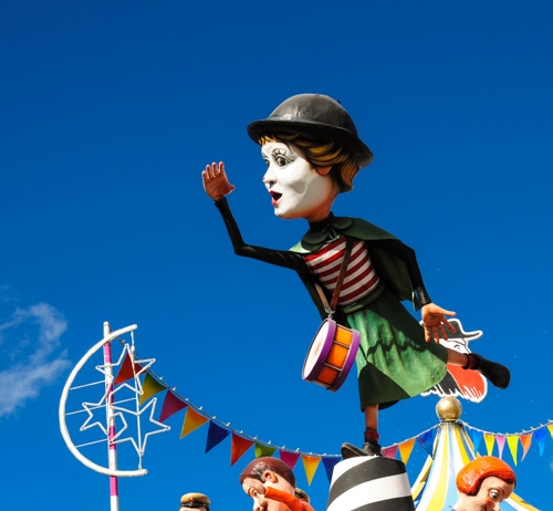 Immagine con carnevale, carro, stelle, tamburo, cappello, bandierine, colori, cielo, maschera