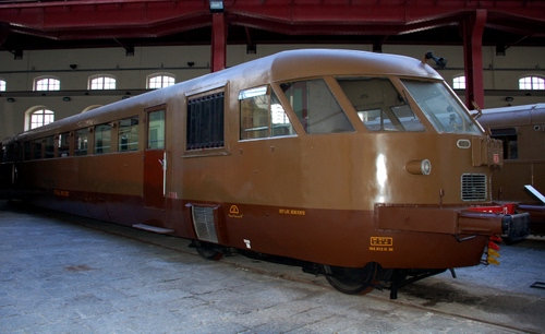 Immagine con treno, marrone, finestre, stazione, littorina, binari, deposito, epoca, rotaie, locomotiva