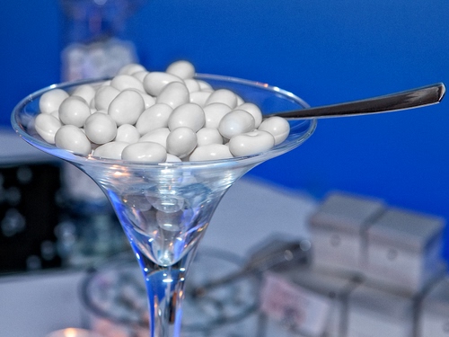 Immagine con confetti, bicchiere, bianco, cucchiaio, blu, cucchiaino, calice, bianchi, matrimonio, vetro