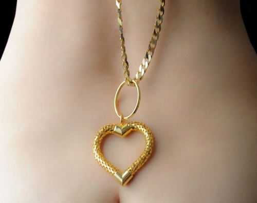 Immagine con oro, cuore, anello, collana, ciondolo, catena, gioiello, catenina
