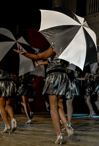 Immagine con nero, bianco, ombrelli, scarpe, gambe, donne, ballo, ballerine, sfilata, tacchi, ombrello, braccia, gonne, gonna, ballerina, ragazze