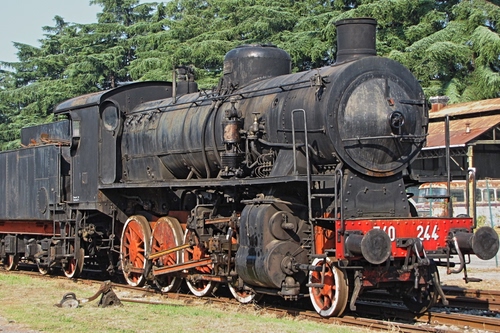 Immagine con locomotiva, treno, ruote, vapore, binari, nero, respingenti, alberi, locomotore, stazione, antico, ferrovia