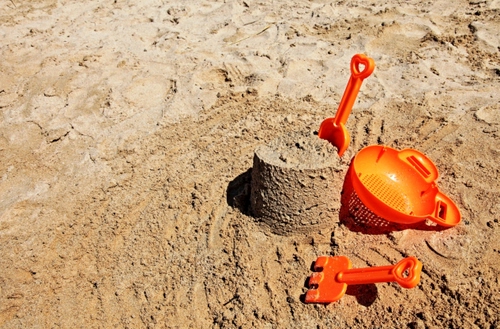 Immagine con sabbia, paletta, arancio, spiaggia, arancione, giochi, setaccio, rastrello, palette, forma, giocattoli, torre