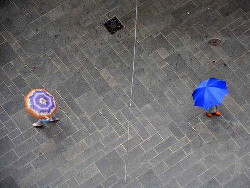 Immagine con due, ombrelli, persone, tombini, pioggia, azzurro, blu, passanti