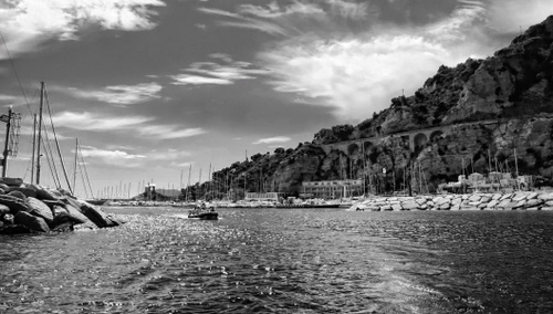 Immagine con barca, bianconero, mare, porto, barche, acqua, nuvole