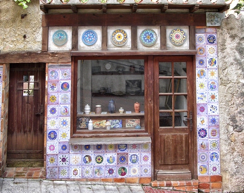 Immagine con vetrina, porte, piatti, porta, piastrelle, ceramica, negozio, mattonelle, vasi, finestra, ceramiche