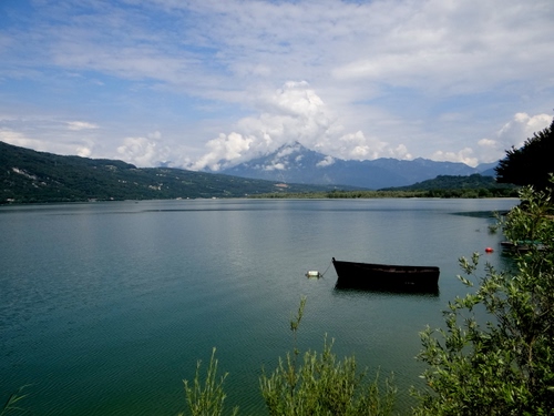 Immagine con barca, lago, nuvole, acqua, montagne, panorama, montagna, cielo, monti