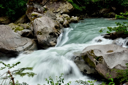 Immagine con acqua, rocce, fiume, cascata, torrente, schiuma, sassi, bianco