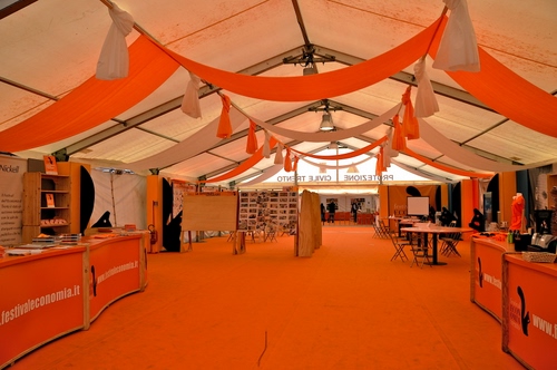 Immagine con tendone, arancione, stand, arancio, tavoli, fiera, tende, sedie