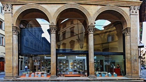 Immagine con archi, colonne, vetrine, tre, riflessi, capitelli, riflesso, negozio, vetro, vetrina, finestre, palazzi, loggia, pilastri, case