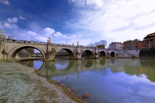 Immagine con fiume, ponte, nuvole, riflesso, archi, cielo, riflessi, acqua, arcate, statue