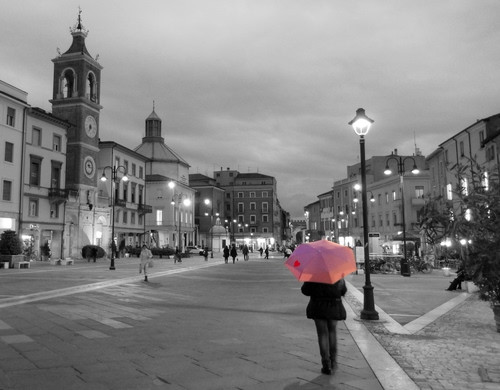 Immagine con ombrello, piazza, lampioni, lampione, rosso, rosa, torre, sera, luci, campanile