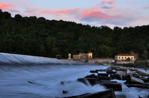 Immagine con acqua, cascata, fiume, alberi, paesaggio, cielo, nuvole, rocce, tramonto, case, diga