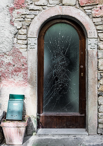 Immagine con porta, vetro, vaso, arco, cassetta, posta, muro, portone, rotto
