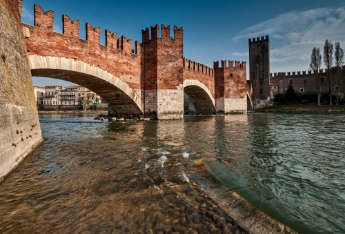 Immagine con fiume, ponte, merli, acqua, archi, castello, medioevo
