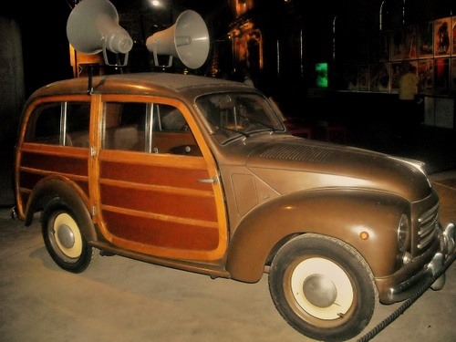 Immagine con ruote, altoparlanti, auto, legno, epoca, giardinetta, automobile, sportelli, marrone, macchina