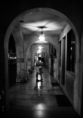 Immagine con lampioni, archi, bianconero, notte, luci, portici, bacio, portico, due, innamorati, riflessi, riflesso, amore, lampione, ombre, colonne