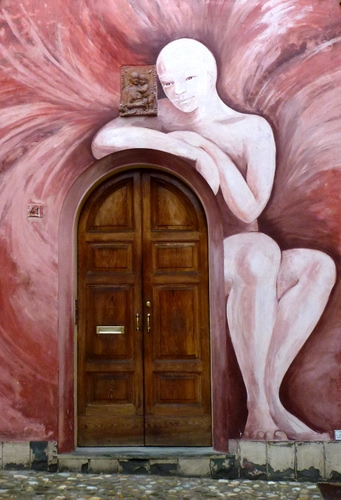 Immagine con porta, murales, rosa, bianco, marrone, maniglie, legno, ingresso, murale, arco, portone, figura, dipinto
