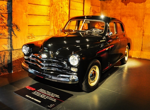 Immagine con automobile, ruote, auto, esposizione, nera, epoca, fanali, nero, macchina, fari, riflessi