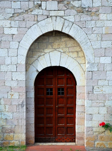 Immagine con porta, legno, fiore, arco, archi, pietra, portone, muro, pietre