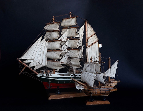 Immagine con vele, alberi, legno, bianco, modellismo, navi, nero, nave, modellini, veliero, corde, velieri, due, triangoli, rosso, ancora, marrone, barche, imbarcazione, miniatura