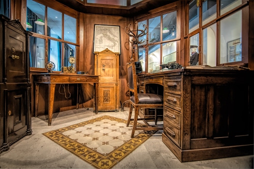 Immagine con sedia, scrivania, tappeto, tavolo, legno, attaccapanni, studio, interno, mobili, cassetti, museo, finestre, vetri, italia, ufficio, arredamento, telegrafo, geografica, carta, cartina, stanza