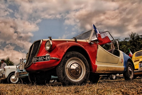 Immagine con rosso, epoca, nuvole, auto, automobile, ruote, targa, bandiera