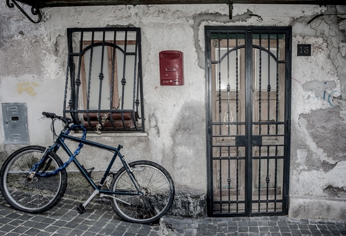 Immagine con bicicletta, porta, finestra, inferriate, ruote, catena, posta, grate