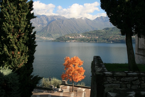Immagine con lago, montagne, alberi, nuvole, montagna, acqua, panorama, albero, cielo, autunno