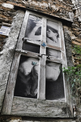 Immagine con legno, porta, maniglia, finestra, erba, verde, muro, dipinto, murales, casa, chiavistello, maniglie, nudo, persona, catenaccio, vetri