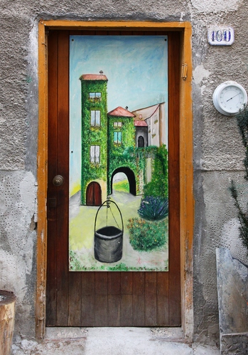 Immagine con porta, orologio, numero, legno, dipinto, murales, verde, quadro, pozzo, civico