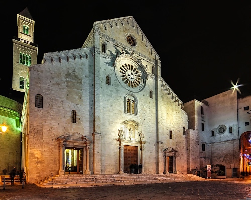 Immagine con campanile, chiesa, rosone, luci, facciata, notturno, notte, colonne, finestre, piazza, porte, romanico, statue, scalinata, bifora, sagrato, duomo, portale, portone