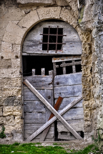 Immagine con legno, porta, arco, rudere, assi, portone, finestra, grata