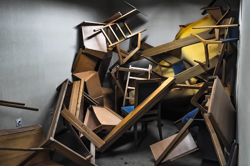 Immagine con legno, sedie, disordine, mobili, mucchio, giallo, catasta, rotti, azzurro, ammasso, rottami, presa, cassetti, stanza