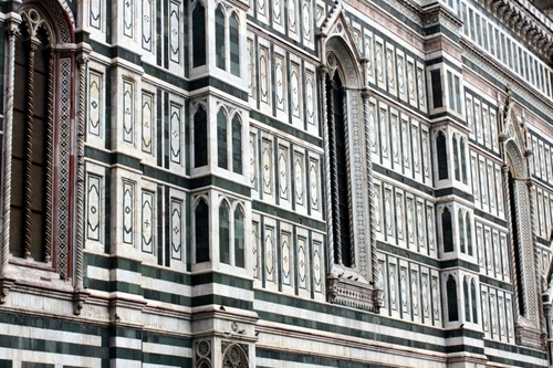 Immagine con finestre, duomo, marmo, facciata, archi, verde, decorazioni, bifore, firenze, bianco