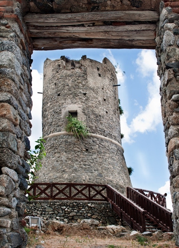 Immagine con torre, scala, cornice, pietre, castello, ringhiera, porta, pietra