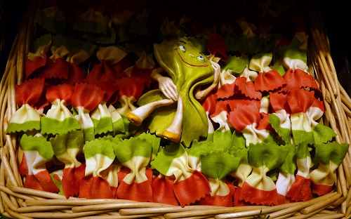 Immagine con farfalle, pasta, rosso, verde, bianco, tricolore, cestino, vimini, cesta, cesto, occhi, tricolori